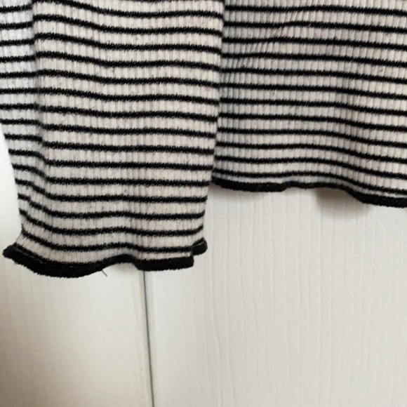 Black and white striped stretchy crop top - Picture 2 of 2